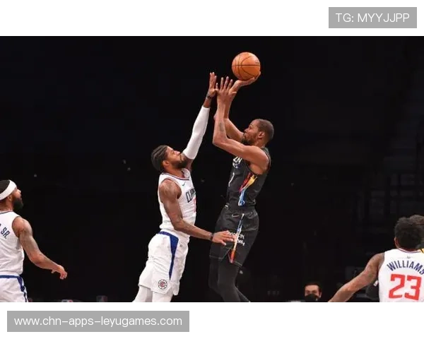 乔治回头望月中投得手，快船连续打成高质量回合